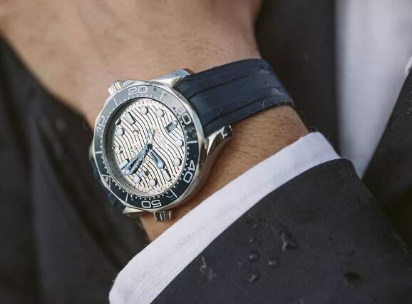 With the blue rubber strap, the Omega Seamaster looks dynamic and trendy.