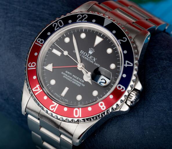 The blue and red bezel is attractive and eye-catching.