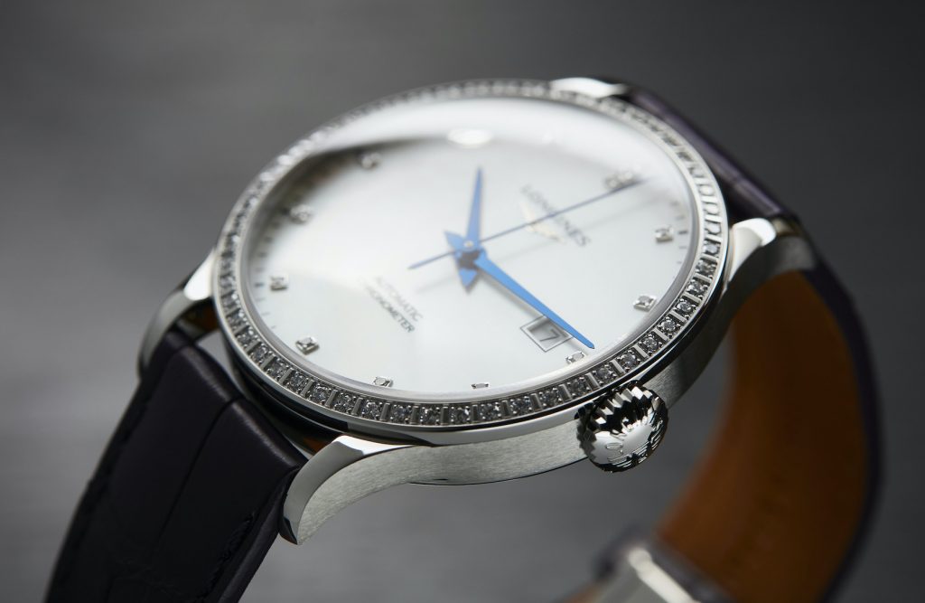 The white dial replica watch has date window.